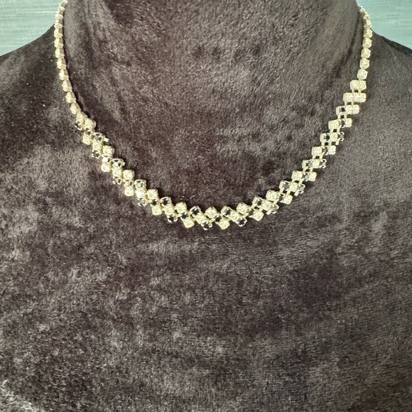 💥t for 25💥Occasion white & black rhinestone necklace Y2K glam statement fashion. - Picture 7 of 7